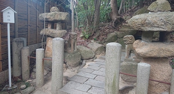 芦屋神社の水神社