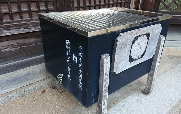 伊居太神社のお賽銭箱
