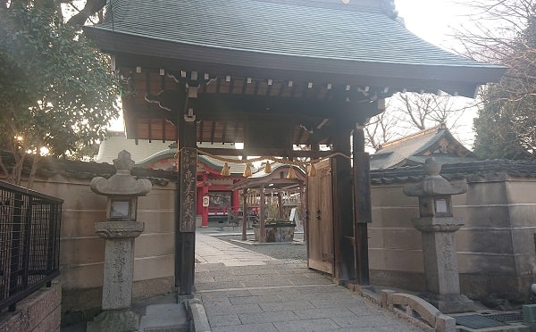 呉服神社の門