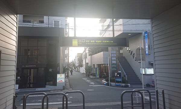 阪急池田駅から呉服神社への道