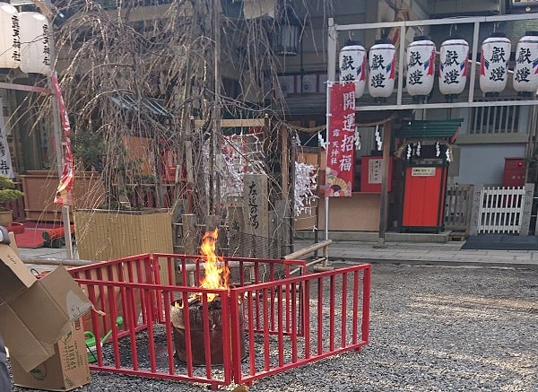 露天神社の焚火