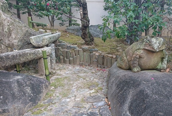 太融寺の中にはの石カエル