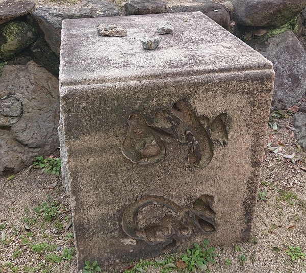 富島神社の石