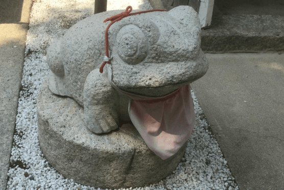 富島神社のカエル