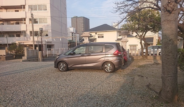 神明八幡神社の駐車場
