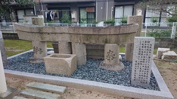 鴻池神社の昔の鳥居