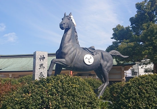中島惣社の神馬像